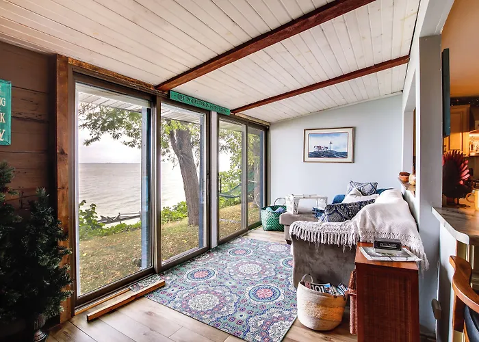 Spacious Waterfront Retreat Near Uw-Green Bay