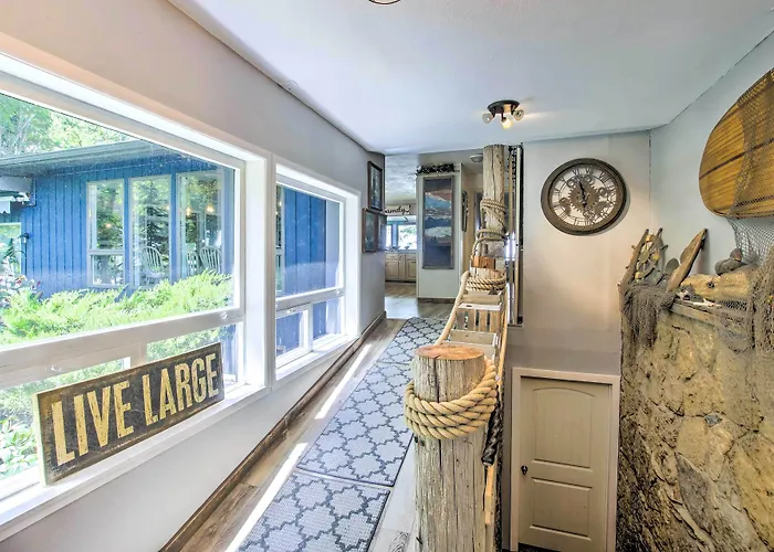 Spacious Waterfront Retreat Near Uw-Green Bay