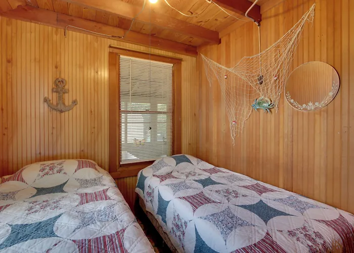'Grandma'S Cottage' W/ Sunroom: Walk To Beach