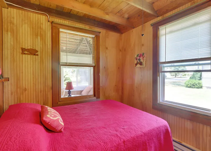 'Grandma'S Cottage' W/ Sunroom: Walk To Beach