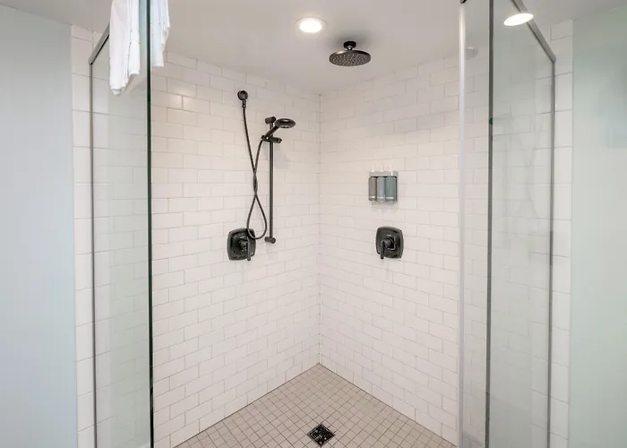 Commander Hotel & Suites