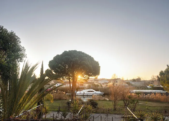 Hôtel les jardins du canal - piscine chauffée à 28 degrés - parking gratuit - garage - bornes électriques - accueil vélos et motos - kids friendly-solaire ecoresponsable