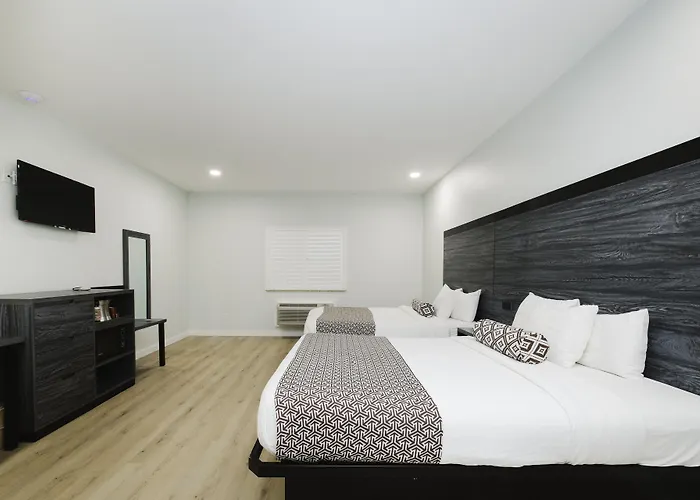 Sapphire Inn & Suites