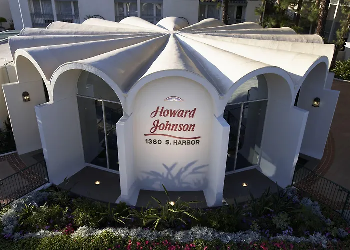 Howard Johnson By Wyndham Anaheim Hotel And Water Playground