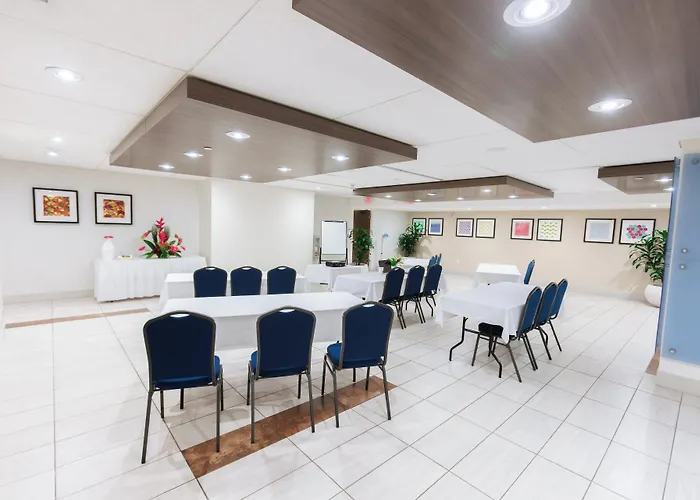 Holiday Inn Express Waikiki By Ihg