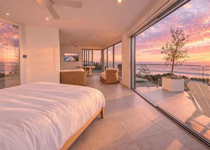 Coolum Bays Beachfront Apartment With Ocean View Bath