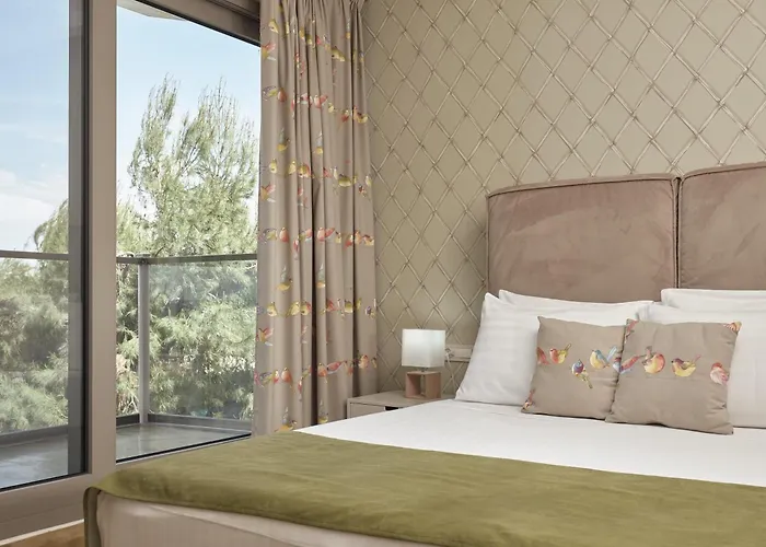 Koukounaria Hotel&Suites
