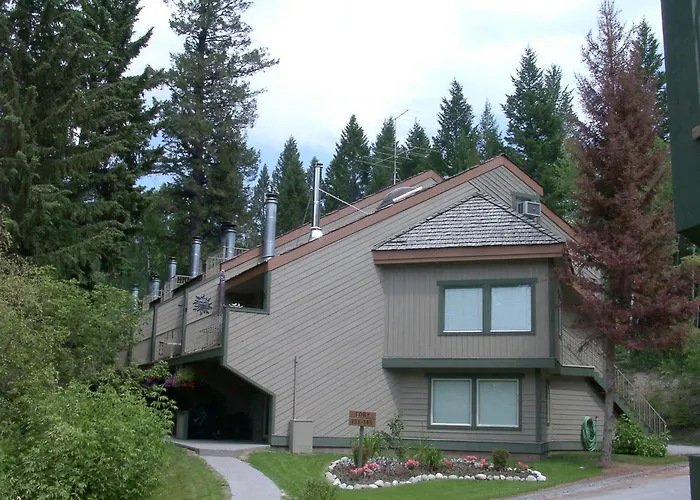 Rent Now 2350 By Month! Akiskinook Resort! 1 Bedroom Main Floor Townhome! Private Entrance! Sleeps 4! Sandy Beach Lakefront Resort! Tennis, Pickle, Basket Ball Courts, Indoor Pool, Hot Tub, Squash Court! Short Drive To Radium Or Fairmont Hot Springs!