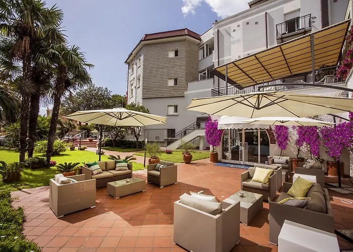 Hotel Riviera 3 Stelle con piscina estiva gratuita e garage a pagamento