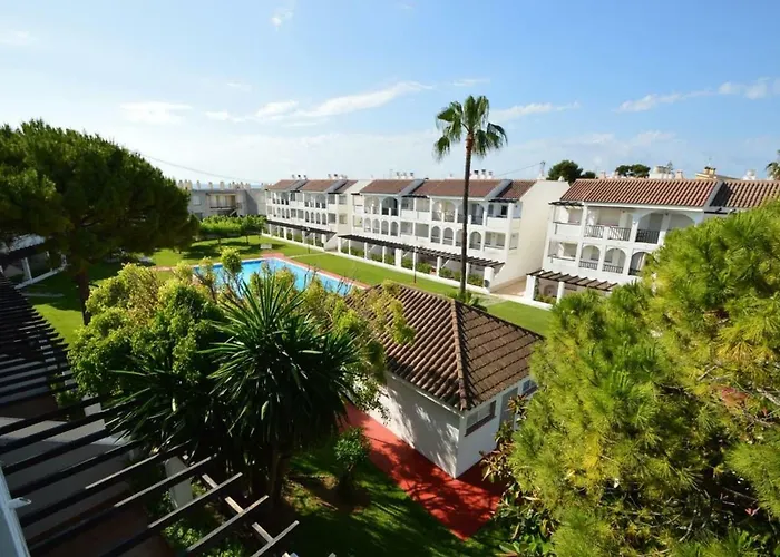 Apartamento con terraza privada y piscinas
