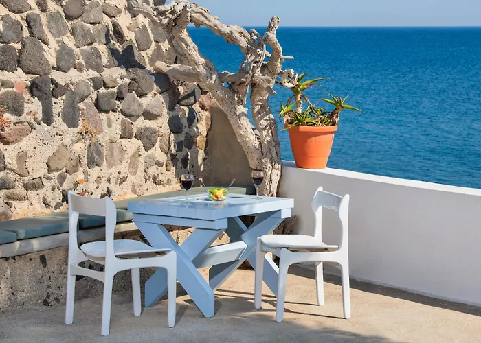 Akrotiri Hotel