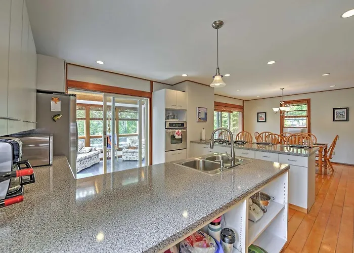 Walk To Beach! Hyannis Family Haven W/ Deck
