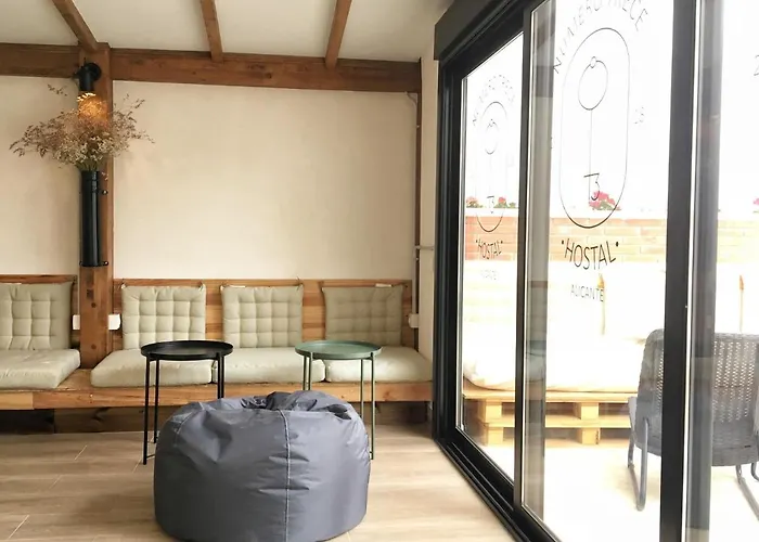 Hostel Numero Trece - Private Capsule Deds - Albergue Juvenil - Free Towels, Coffee & Tea, Remote Check-In (Adults Only)